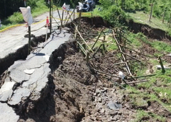 Jalan Alternatif Penghubung Antar Kabupaten Tergerus Longsor