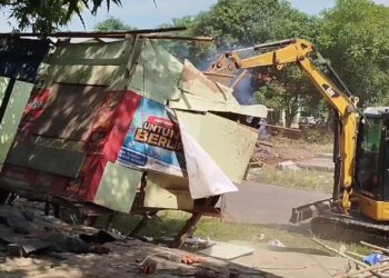Bersih-Bersih Aset Negara, Lapak PKL Dibongkar Pedagang Menangis Histeris