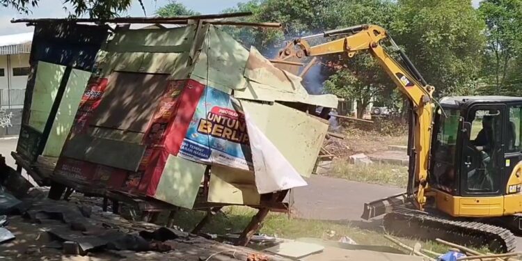 Bersih-Bersih Aset Negara, Lapak PKL Dibongkar Pedagang Menangis Histeris