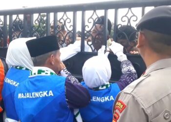 Ratusan Calon Jamaah Haji Asal Majalengka Diberangkatkan, Keluarga Berdesakan Ingin Salaman