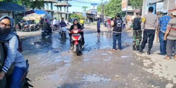 Kesal Tak Kunjung Di Perbaiki, Warga Gelar Aksi Protes Dengan Tabur Ikan Lele Ditengah Jalan Rusak