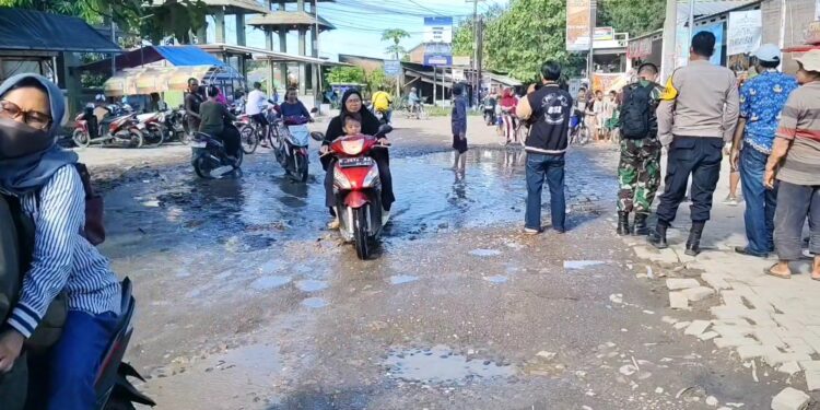 Kesal Tak Kunjung Di Perbaiki, Warga Gelar Aksi Protes Dengan Tabur Ikan Lele Ditengah Jalan Rusak