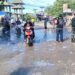 Kesal Tak Kunjung Di Perbaiki, Warga Gelar Aksi Protes Dengan Tabur Ikan Lele Ditengah Jalan Rusak