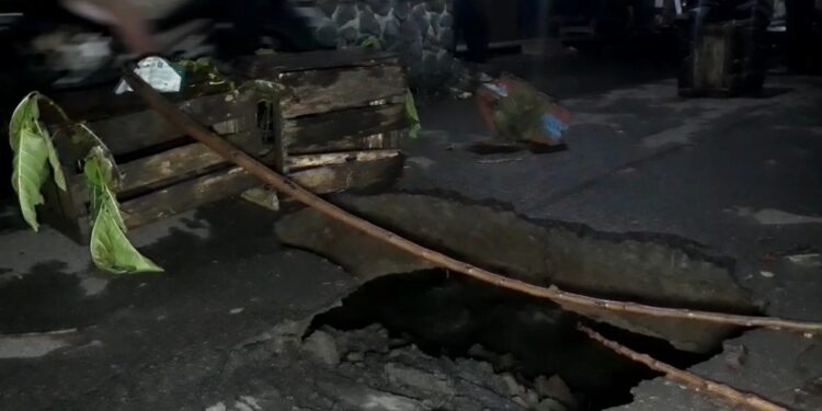 Akibat Hujan Deras Jembatan Amblas, Jalan Antar Desa dan Kecamatan Lumpuh