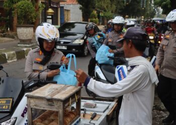 Polresta Cirebon menggelar patroli sore hari di sejumlah titik, Petugas masih temukan warga yang melanggar dan langsung di beri teguran