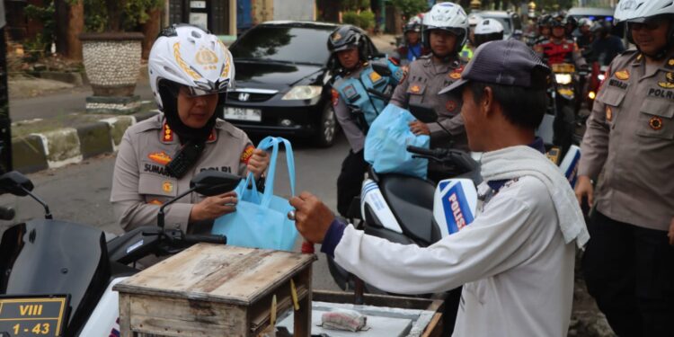 Polresta Cirebon menggelar patroli sore hari di sejumlah titik, Petugas masih temukan warga yang melanggar dan langsung di beri teguran