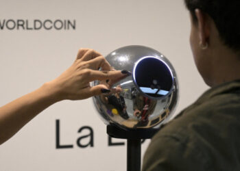 Kontroversi Worldcoin di Indonesia, Pemindaian Retina dan Pembekuan Oleh Kominfo