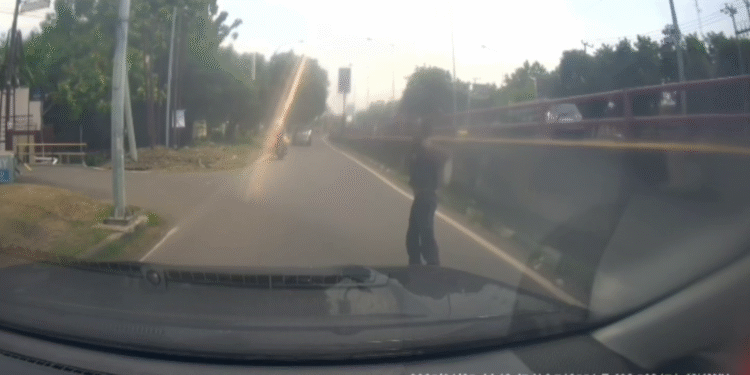 Viral! ODGJ Lempari Kaca Mobil Hingga Pecah Saat Melintas Di Jalur Pantura