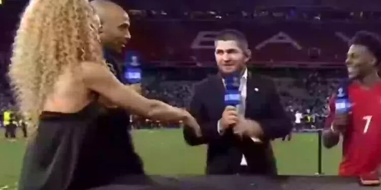 Viral! Khabib Nurmagomedov Tolak Jabat Tangan Presenter Wanita di Pesta PSG