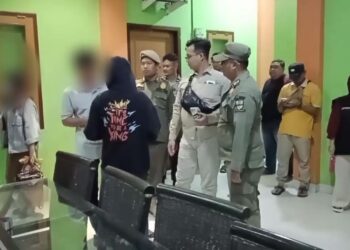 Razia Jam Malam, Petugas Temukan Tiga Pasangan Remaja di Dalam Kamar Kos