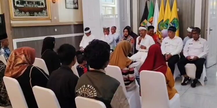 Gubernur Jawa Barat Bertemu Dengan Keluarga Korban Dan Beri Bantuan