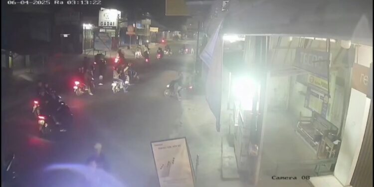 Geng Motor Serang Warga, Aksinya Terekam CCTV