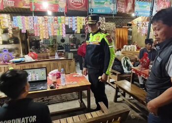 Razia Pembatasan Jam Malam, Petugas Amankan Ratusan Botol Miras dan Sejumlah Remaja di Dalam Warung