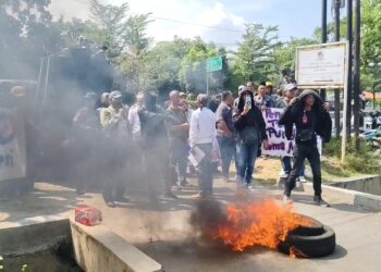 Dorong-dorong pagar dan bakar ban depan Disdik, seratusan warga demo terkait pungli dunia pendidikan