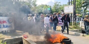 Dorong-dorong pagar dan bakar ban depan Disdik, seratusan warga demo terkait pungli dunia pendidikan