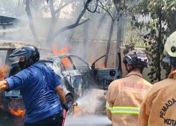 Tiga unit mobil ludes terbakar di parkiran masjid, kebakaran diduga akibat percikan bensin