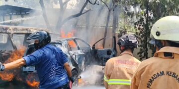 Tiga unit mobil ludes terbakar di parkiran masjid, kebakaran diduga akibat percikan bensin
