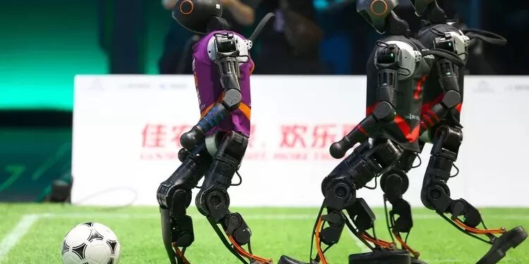 China Selenggarakan Pertandingan Sepak Bola Robot AI Pertama