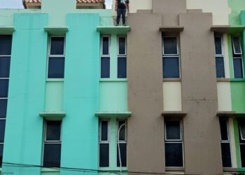 Diduga tak di restuin hubungan asmara oleh keluarga, Seorang pemuda nekad hendak bunuh diri dengan melompat dari atas ruko lantai empat