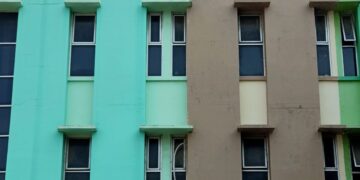 Diduga tak di restuin hubungan asmara oleh keluarga, Seorang pemuda nekad hendak bunuh diri dengan melompat dari atas ruko lantai empat