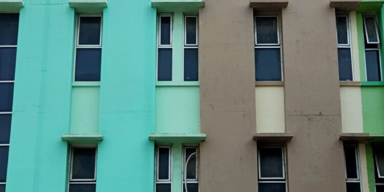 Diduga tak di restuin hubungan asmara oleh keluarga, Seorang pemuda nekad hendak bunuh diri dengan melompat dari atas ruko lantai empat