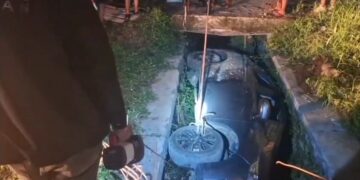 Salah Injak Pedal, Mobil Terjun ke Parit Sedalam Dua Meter