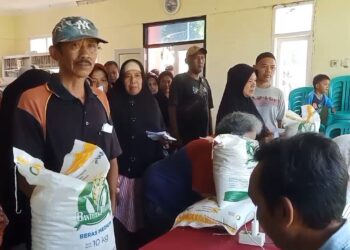 Warga antre berdesakan demi dapat paket beras 10 kilogram