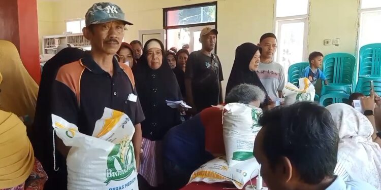 Warga antre berdesakan demi dapat paket beras 10 kilogram