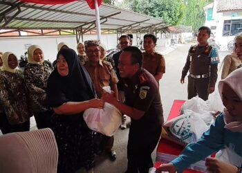 Ibu-ibu Antri Panjang demi Sembako Murah Seharga 50 Ribu Rupiah