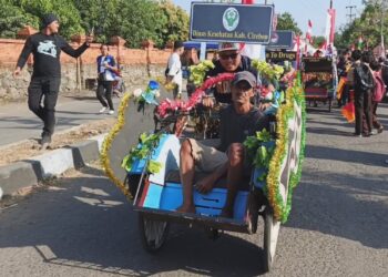 Peringatan HUT RI: Puluhan Pejabat Kayuh Becak Hias Bersama Tukang Becak