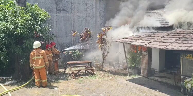 Kebakaran rumah ricuh, warga ribut dengan petugas damkar saat petugas damkar melakukan pemadaman kebakaran rumah