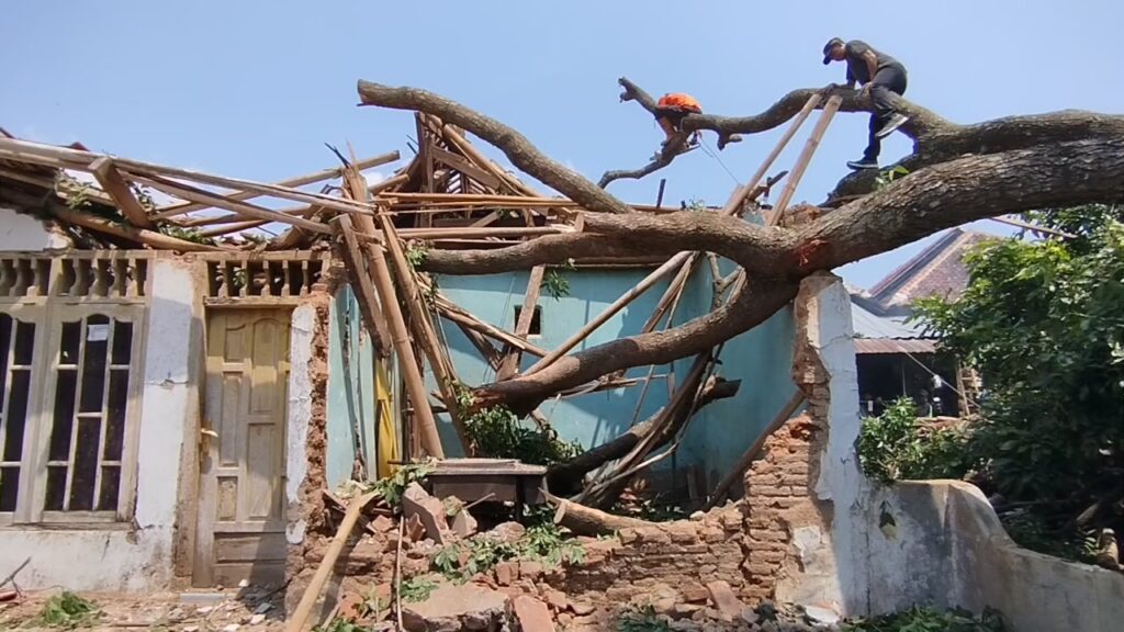 Puluhan Rumah Rusak Diterjang Puting Beliung, Empat Rumah Rusak Berat