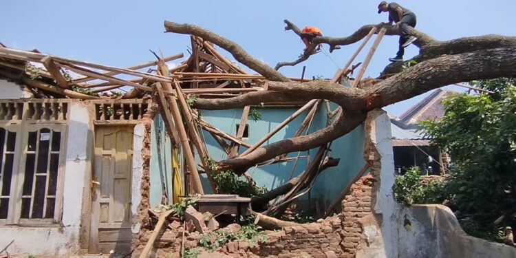 Puluhan Rumah Rusak Diterjang Puting Beliung, Empat Rumah Rusak Berat