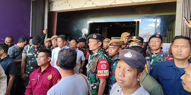 Tempat karaoke dieksekusi untuk dikosongkan, sementara karyawan sempat melakukan perlawanan dan berhamburan keluar