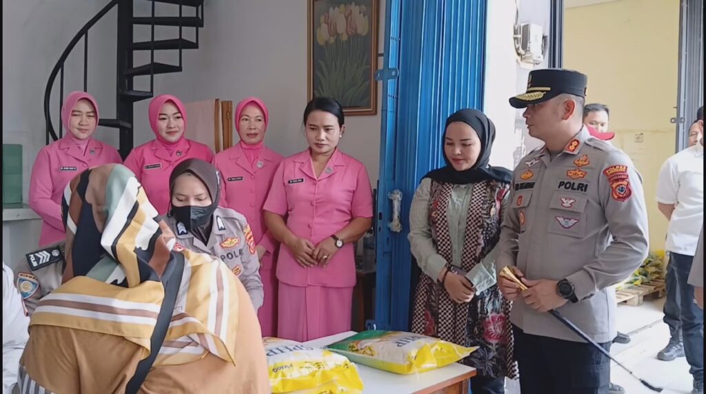 Polres Cirebon Kota menyalurkan 2 ton beras dengan harga Rp 11 ribu per kilogram, lebih murah dibanding harga pasar
