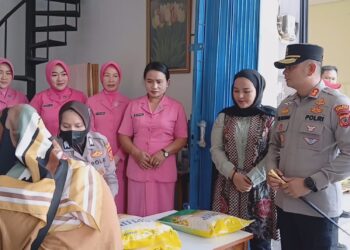 Polres Cirebon Kota menyalurkan 2 ton beras dengan harga Rp 11 ribu per kilogram, lebih murah dibanding harga pasar