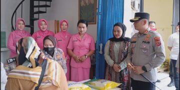 Polres Cirebon Kota menyalurkan 2 ton beras dengan harga Rp 11 ribu per kilogram, lebih murah dibanding harga pasar