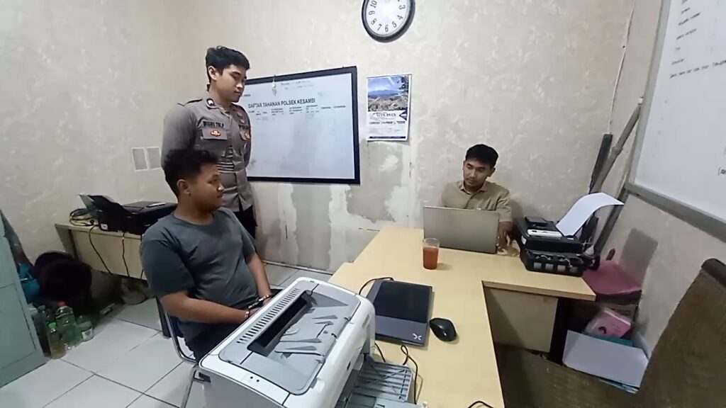 Warga Amankan Pelaku Pencurian Kotak Amal