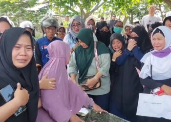 Pemakaman Satu Keluarga Tewas Dihiasi Isak Tangis