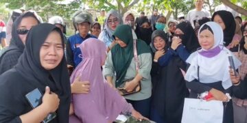 Pemakaman Satu Keluarga Tewas Dihiasi Isak Tangis