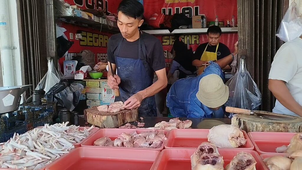 Stok menipis, harga daging ayam meroket tembus 42 ribu per kilo