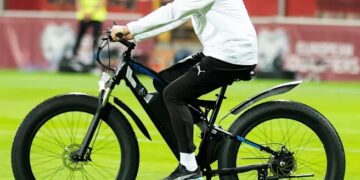 Unik! Ralf Rangnick Tertangkap Kamera Naik Sepeda di Tengah Lapangan