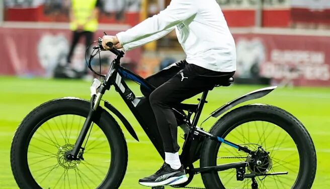 Unik! Ralf Rangnick Tertangkap Kamera Naik Sepeda di Tengah Lapangan