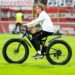 Unik! Ralf Rangnick Tertangkap Kamera Naik Sepeda di Tengah Lapangan