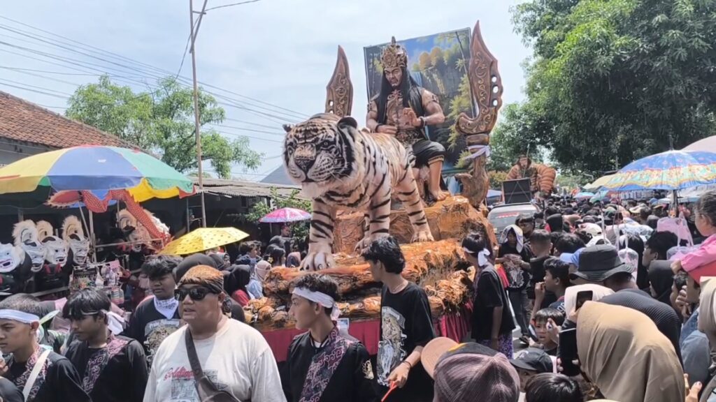 Puluhan Replika Ogoh-Ogoh Besar Keliling Kampung, Peringati Maulid Nabi