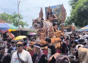 Puluhan Replika Ogoh-Ogoh Besar Keliling Kampung, Peringati Maulid Nabi