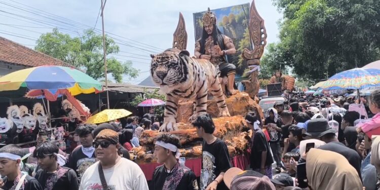 Puluhan Replika Ogoh-Ogoh Besar Keliling Kampung, Peringati Maulid Nabi