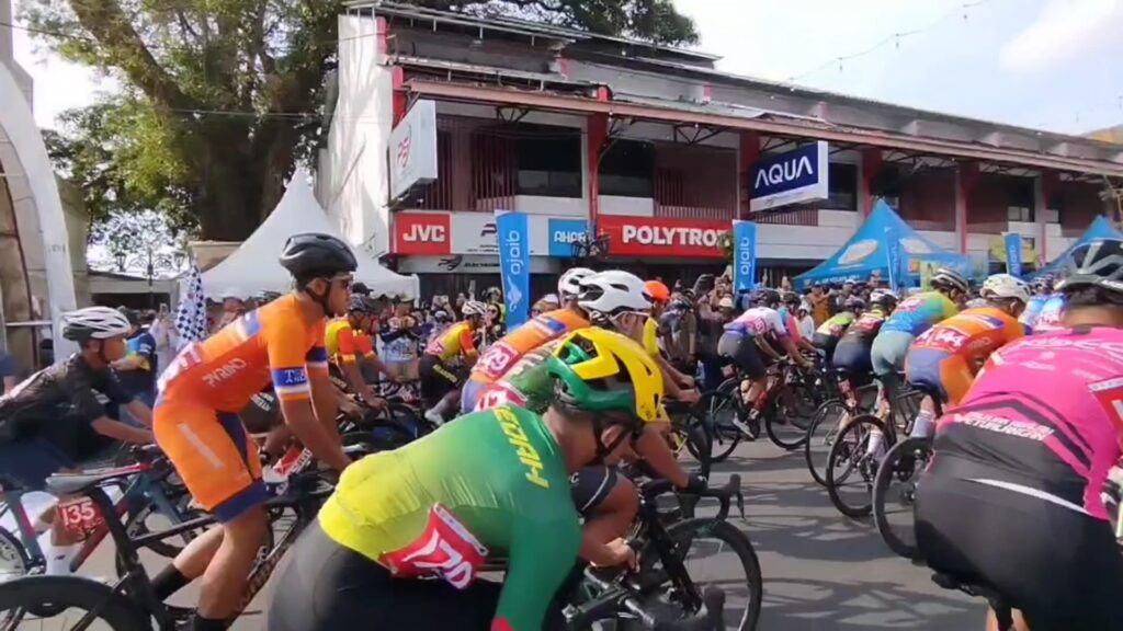 Belasan pembalap sepeda berjatuhan, ikut balap sepeda Tour de Linggarjati