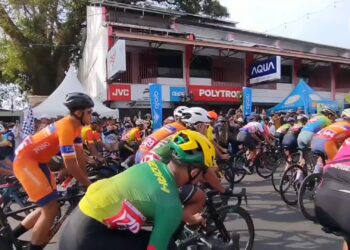 Belasan pembalap sepeda berjatuhan, ikut balap sepeda Tour de Linggarjati