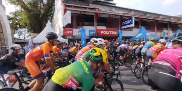 Belasan pembalap sepeda berjatuhan, ikut balap sepeda Tour de Linggarjati